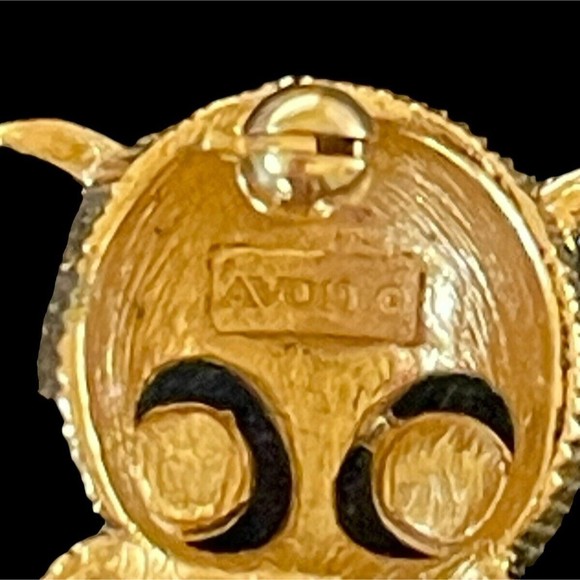 Avon Vintage Cabochon Owl Brooch Pin Gold Tone Red Jelly Eyes Signed 1980s 1.75" - Picture 4 of 5